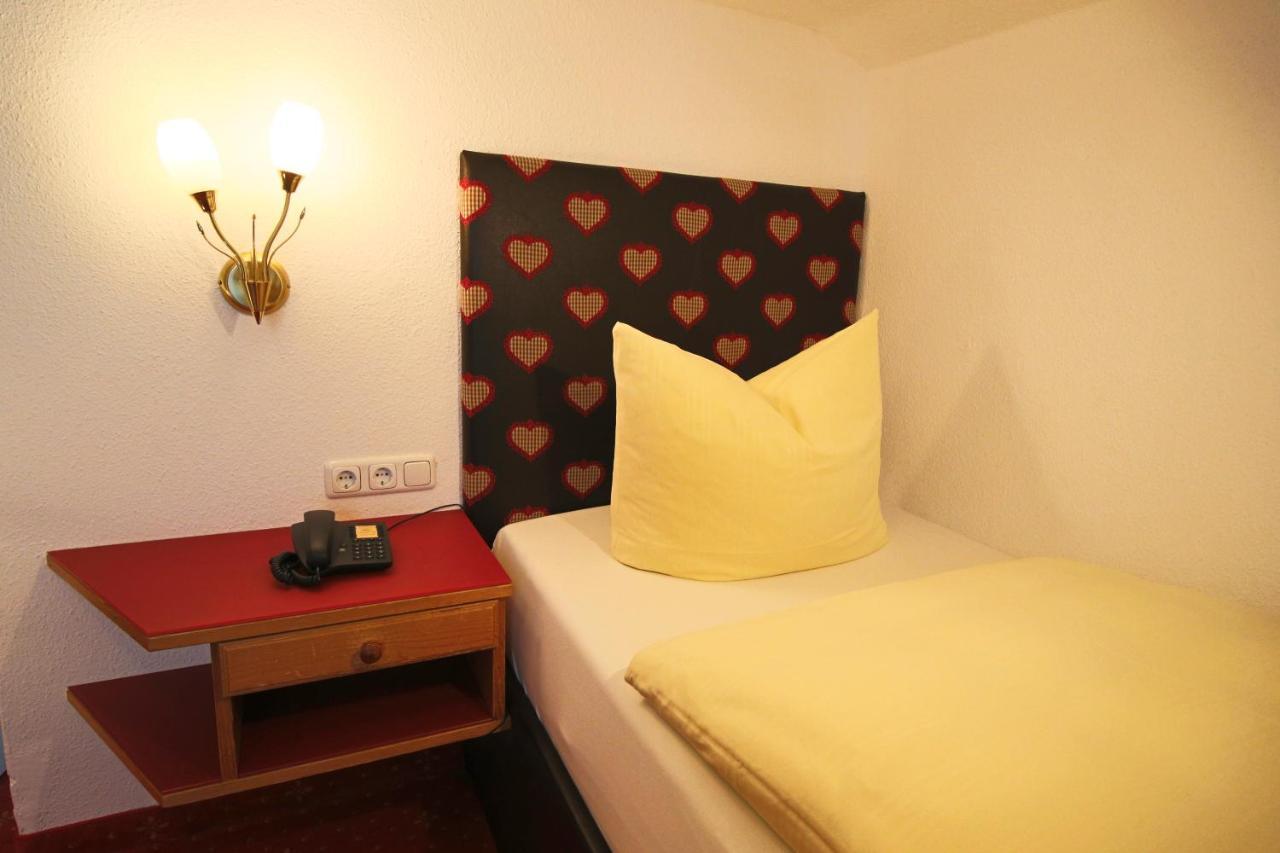 Hilleprandt - Adults Only 3*