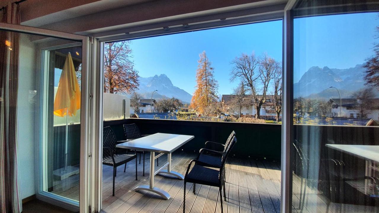 Hilleprandt - Adults Only 3*